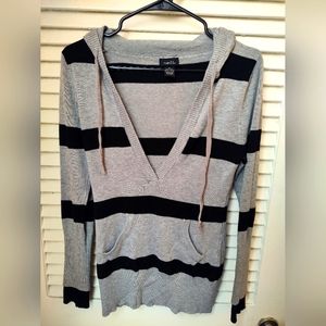 Rue21 Hooded v-neck kangaroo pocket sweater (m)